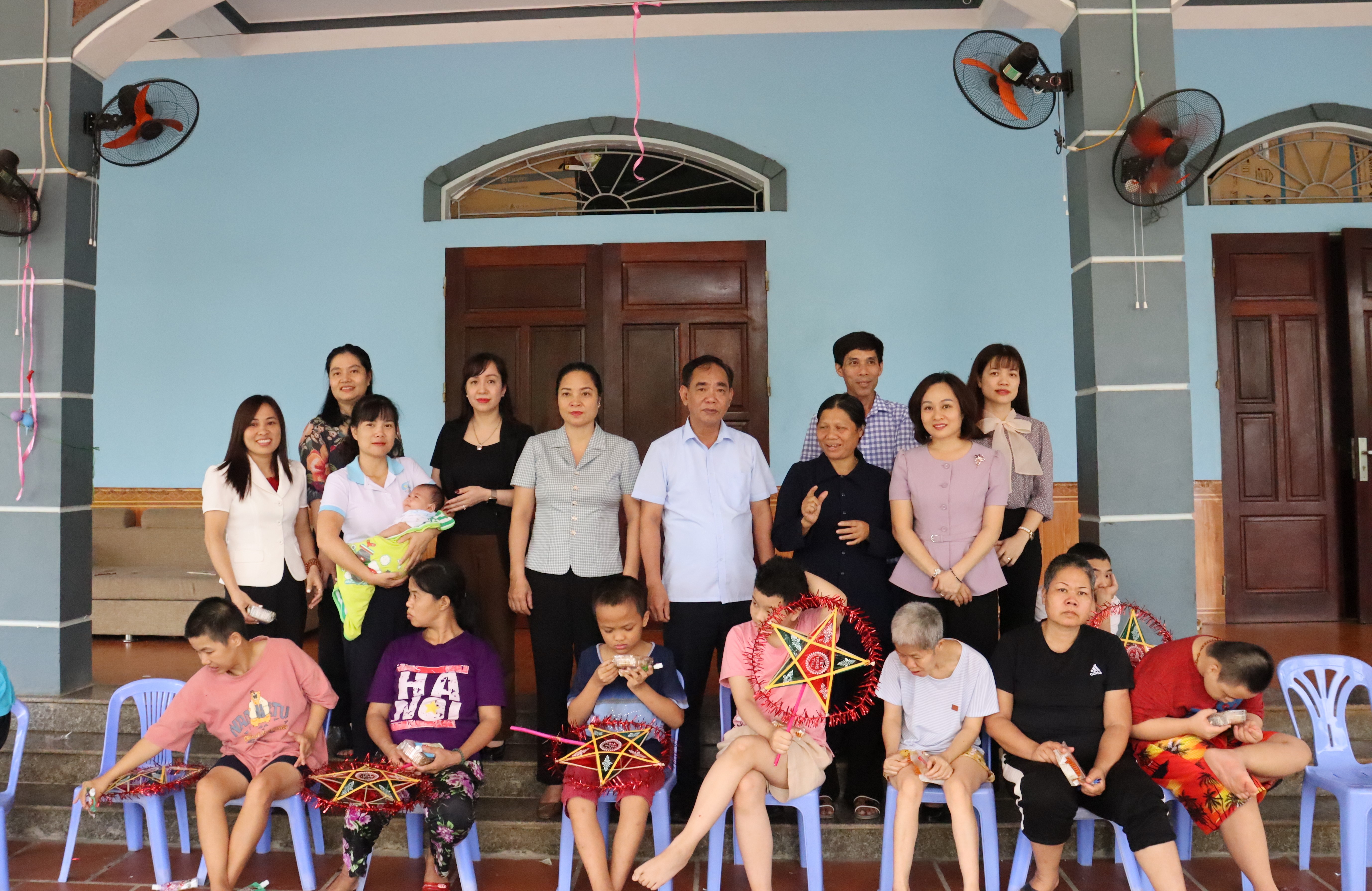 Tặng quà trung thu cho trẻ em có hoàn cảnh khó khăn tại mái ấm Thánh Tâm - ảnh 2