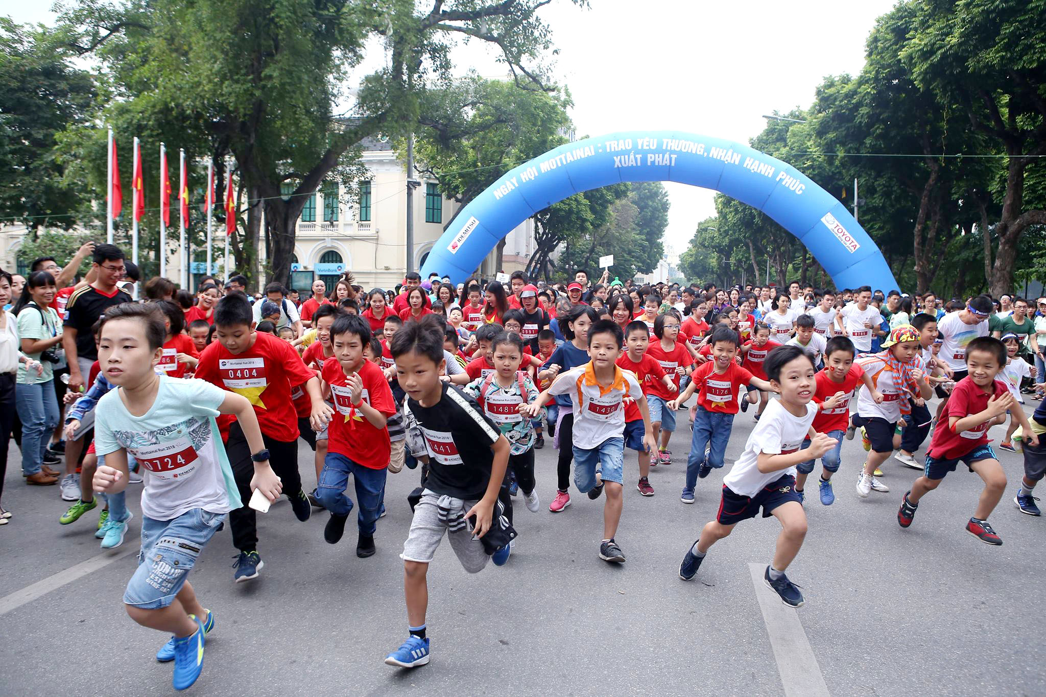 Kêu gọi cộng đồng sống xanh, bảo vệ môi trường, gây quỹ hỗ trợ trẻ em khó khăn - ảnh 2