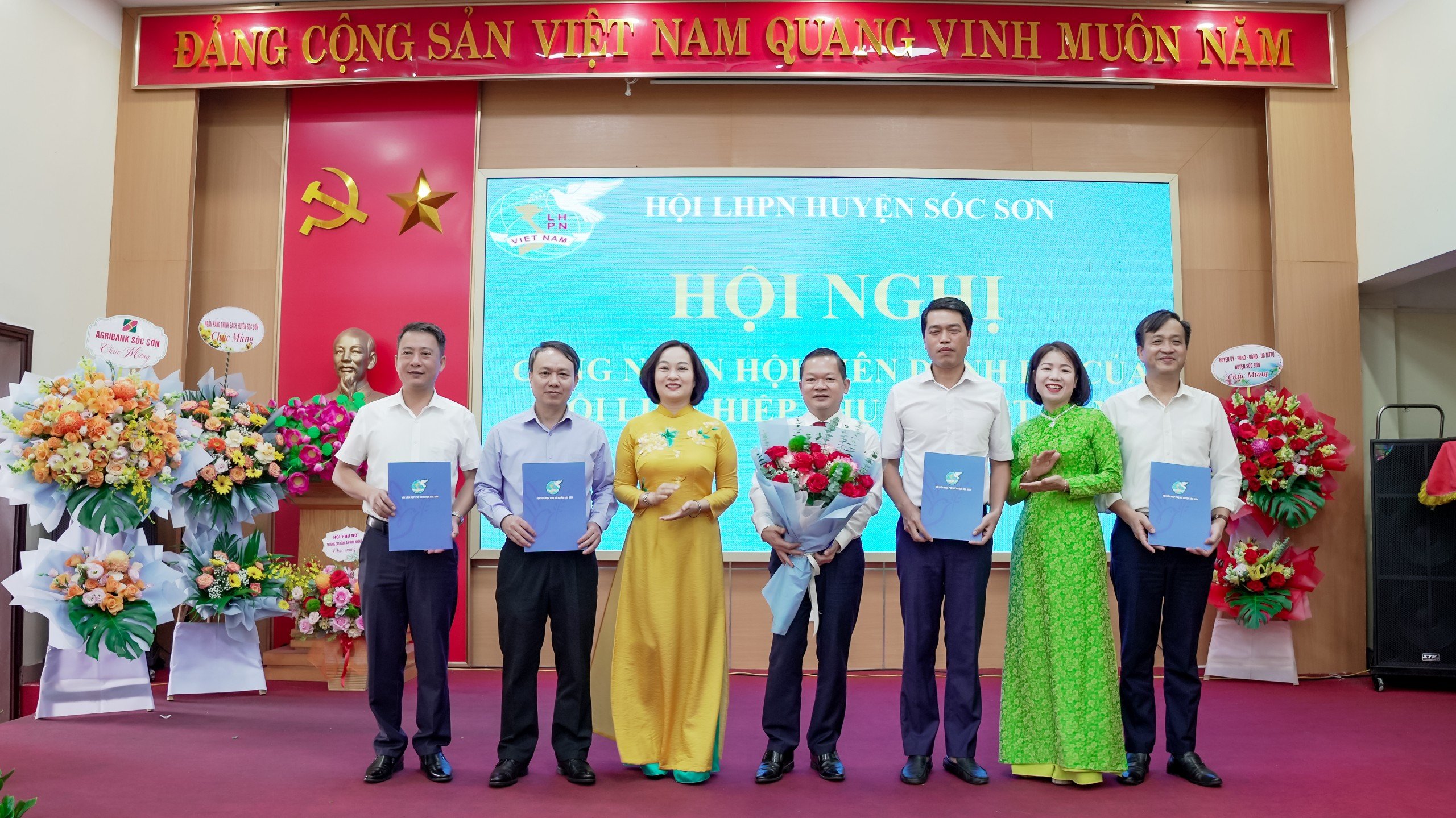 Hội LHPN huyện Sóc Sơn: Kết nạp 9 hội viên danh dự là nam giới - ảnh 1