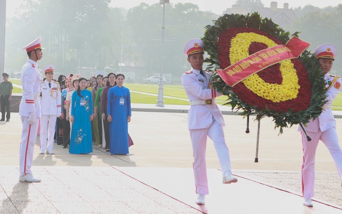 Đoàn Đại biểu Chủ tịch Hội Phụ nữ cơ sở giỏi toàn quốc báo công dâng Bác - ảnh 1