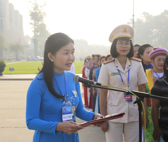 Đoàn Đại biểu Chủ tịch Hội Phụ nữ cơ sở giỏi toàn quốc báo công dâng Bác - ảnh 4