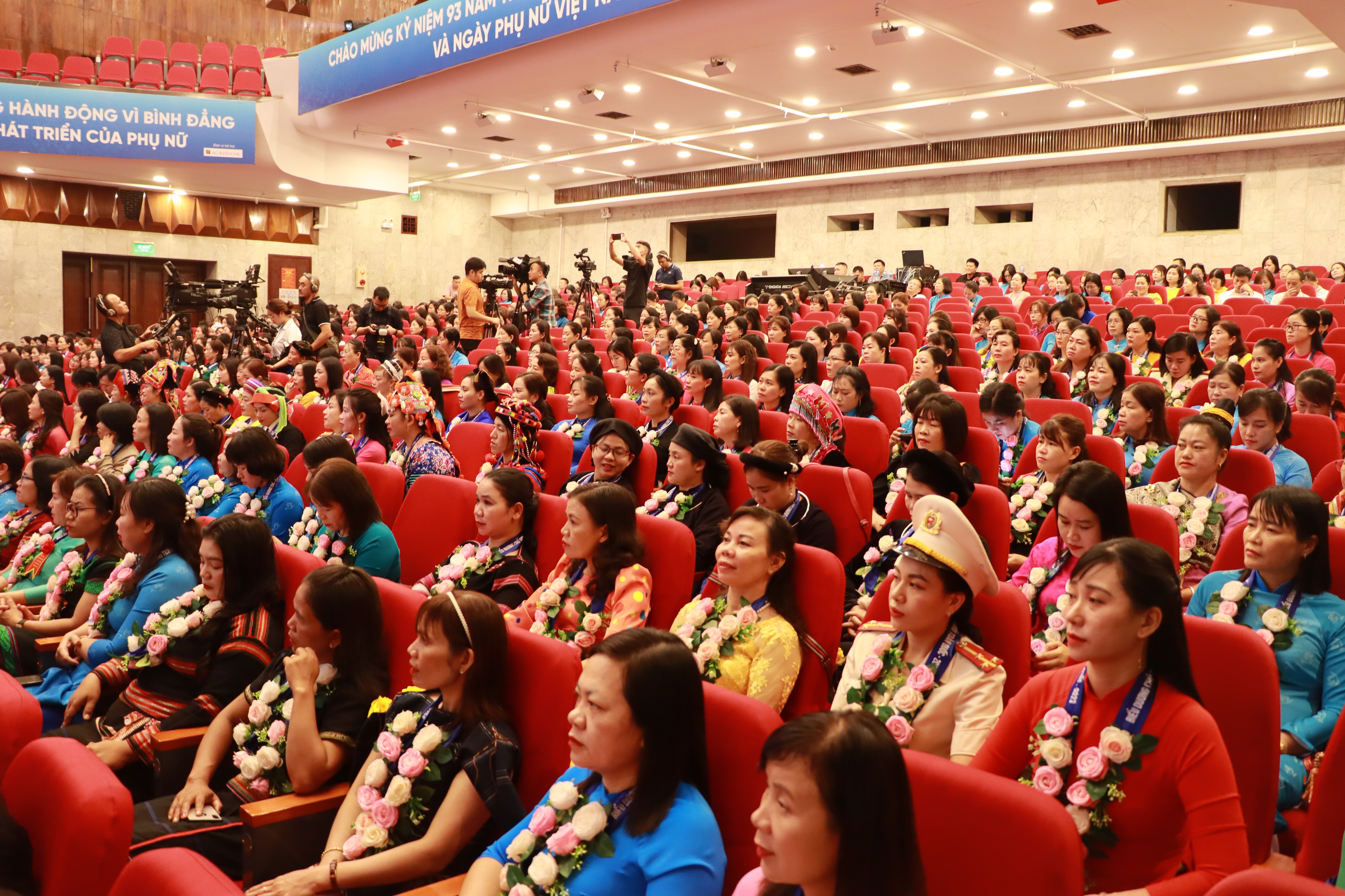 Ở bất cứ cương vị nào, phụ nữ cũng phát huy được bản lĩnh, ý chí, nghị lực, lòng nhân ái - ảnh 3