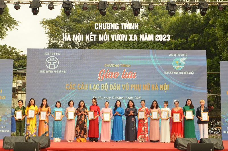 Hơn 600 hội viên phụ nữ của 12 Câu lạc bộ Dân vũ tham gia trình diễn dân vũ với áo dài - ảnh 2