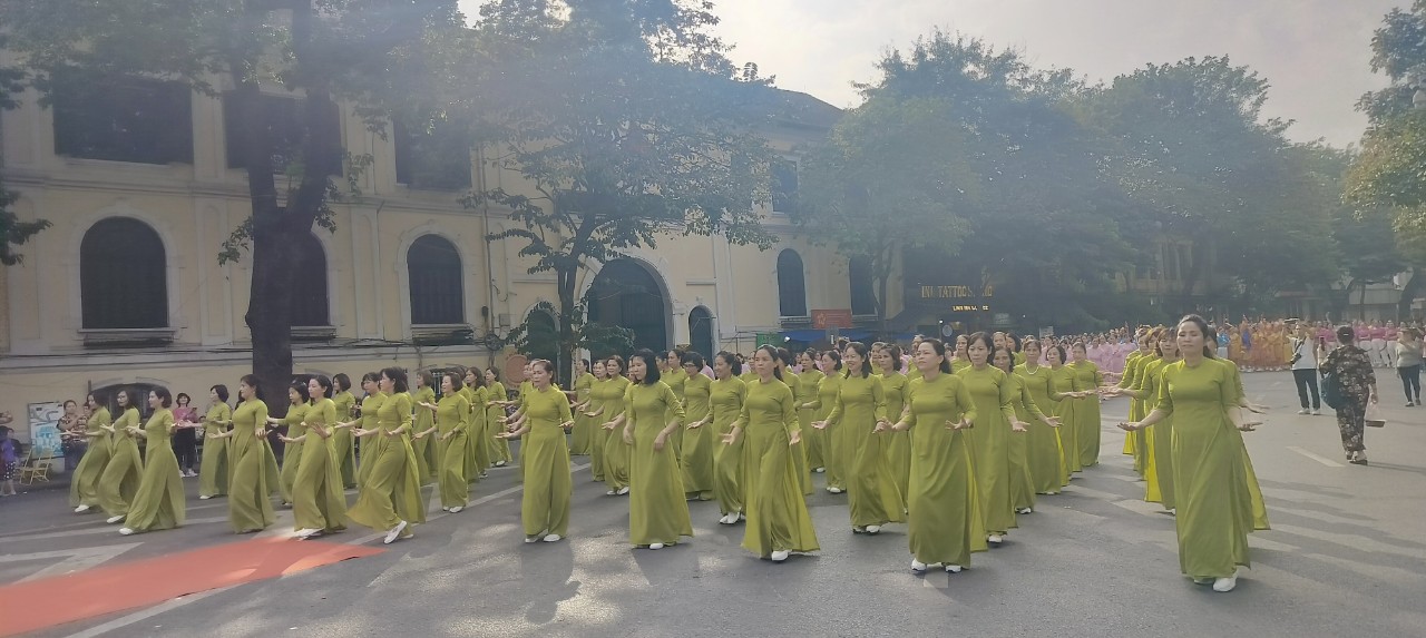 Hơn 600 hội viên phụ nữ của 12 Câu lạc bộ Dân vũ tham gia trình diễn dân vũ với áo dài - ảnh 6