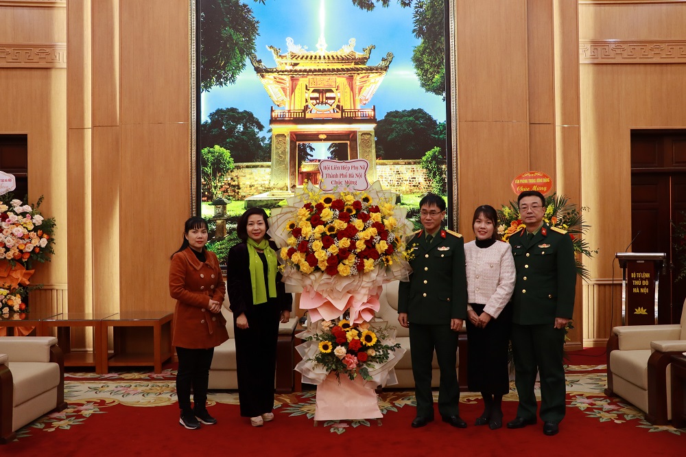 Đoàn công tác Hội LHPN Hà Nội thăm, chúc mừng các đơn vị quân đội trên địa bàn Thủ đô - ảnh 2