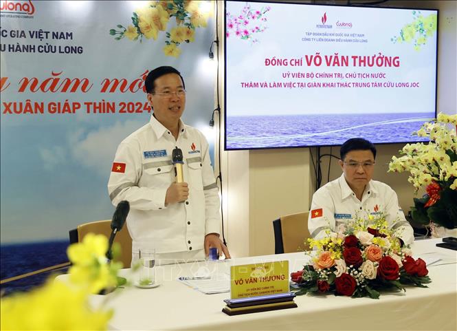 Chủ tịch nước Võ Văn Thưởng thăm, chúc Tết người lao động trên giàn khoan dầu khí - ảnh 2
