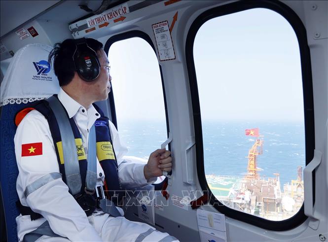 Chủ tịch nước Võ Văn Thưởng thăm, chúc Tết người lao động trên giàn khoan dầu khí - ảnh 1