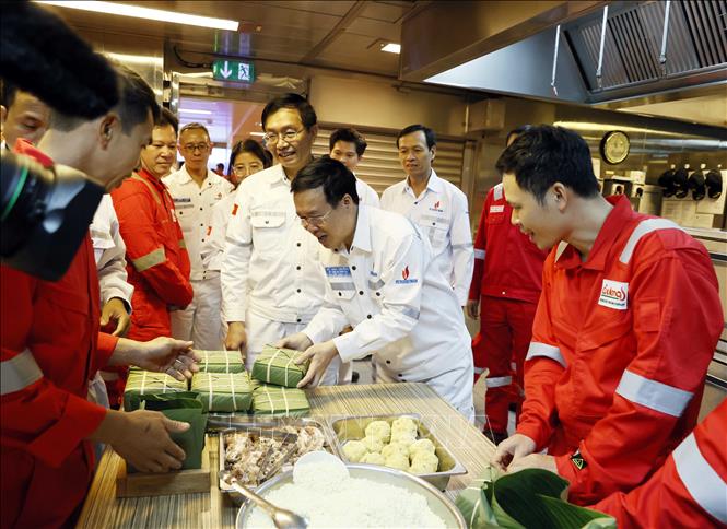 Chủ tịch nước Võ Văn Thưởng thăm, chúc Tết người lao động trên giàn khoan dầu khí - ảnh 5