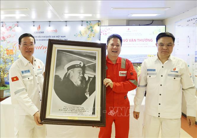 Chủ tịch nước Võ Văn Thưởng thăm, chúc Tết người lao động trên giàn khoan dầu khí - ảnh 3