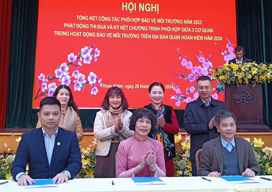 Quận Hoàn Kiếm ký kết giao ước thi đua trong công tác bảo vệ môi trường năm 2024 - ảnh 1