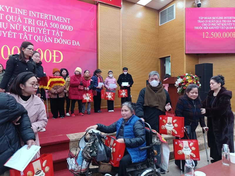 Hội LHPN quận Đống Đa trao gần 200 suất quà Tết cho phụ nữ, trẻ em có hoàn cảnh khó khăn - ảnh 9