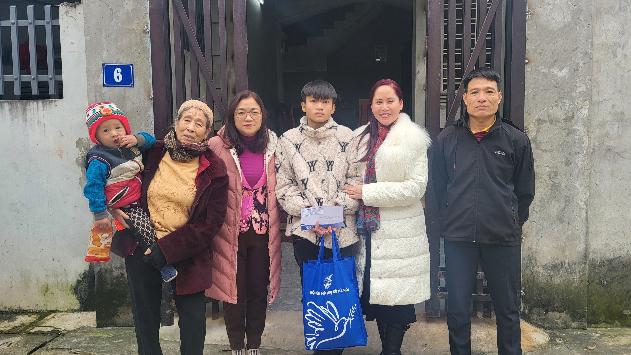 Thăm, tặng quà cho trẻ em mồ côi và phụ nữ có hoàn cảnh khó khăn nhân dịp Tết Nguyên đán Giáp Thìn 2024  - ảnh 3