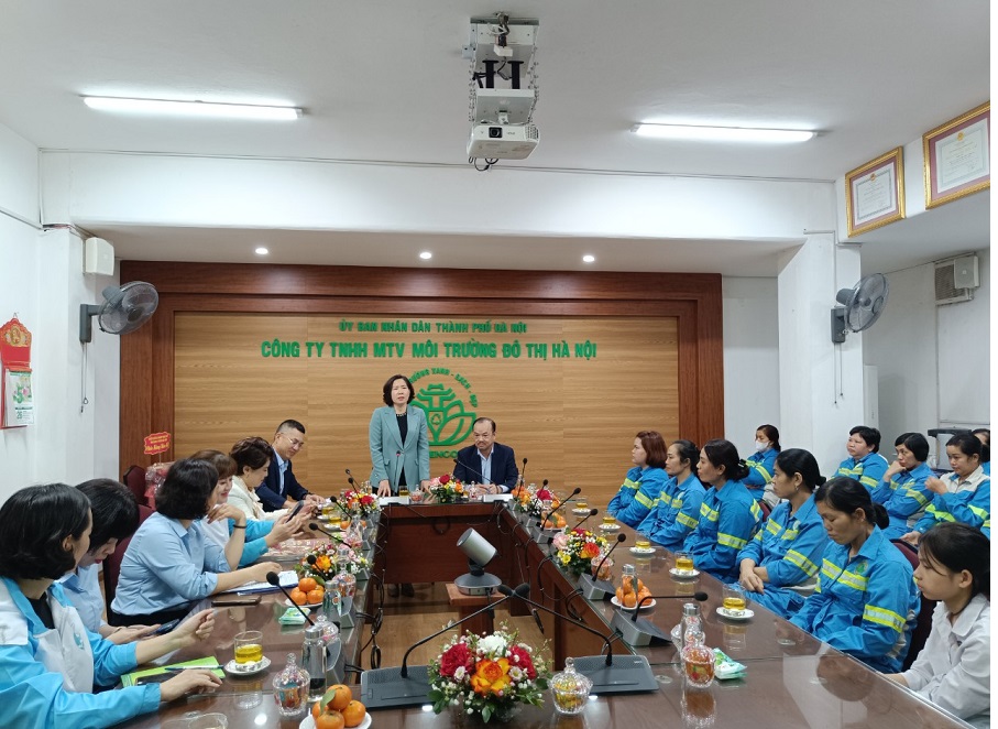 Hội LHPN Hà Nội thăm, chúc Tết và tặng quà nữ công nhân môi trường đô thị có hoàn cảnh khó khăn - ảnh 2