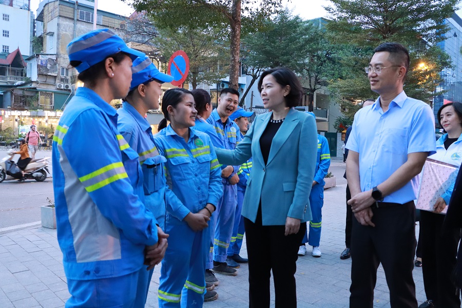 Hội LHPN Hà Nội thăm, chúc Tết và tặng quà nữ công nhân môi trường đô thị có hoàn cảnh khó khăn - ảnh 8