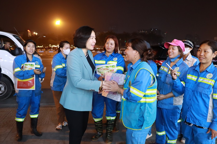 Hội LHPN Hà Nội thăm, chúc Tết và tặng quà nữ công nhân môi trường đô thị có hoàn cảnh khó khăn - ảnh 12
