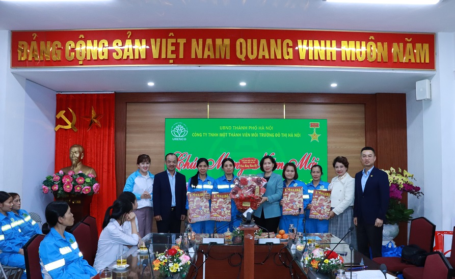 Hội LHPN Hà Nội thăm, chúc Tết và tặng quà nữ công nhân môi trường đô thị có hoàn cảnh khó khăn - ảnh 1