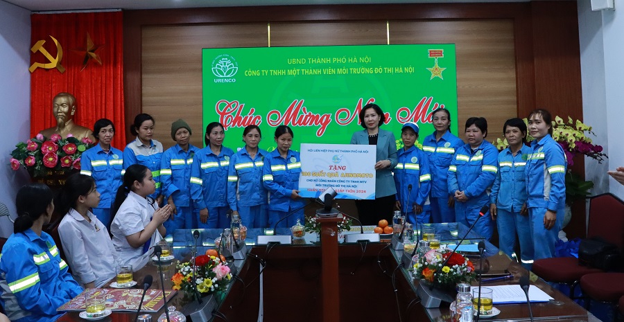 Hội LHPN Hà Nội thăm, chúc Tết và tặng quà nữ công nhân môi trường đô thị có hoàn cảnh khó khăn - ảnh 5