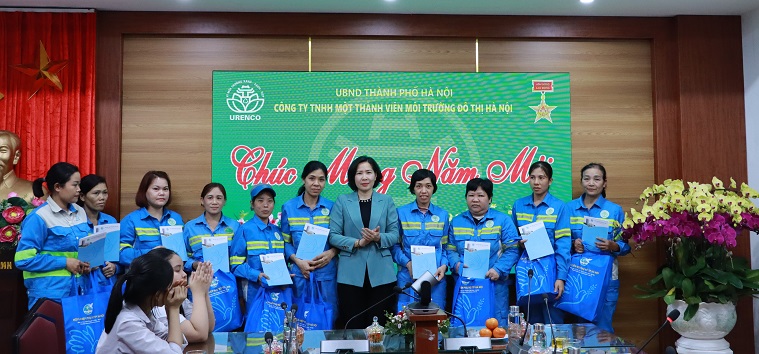 Hội LHPN Hà Nội thăm, chúc Tết và tặng quà nữ công nhân môi trường đô thị có hoàn cảnh khó khăn - ảnh 4