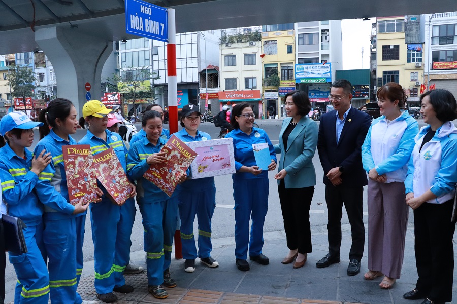Hội LHPN Hà Nội thăm, chúc Tết và tặng quà nữ công nhân môi trường đô thị có hoàn cảnh khó khăn - ảnh 7