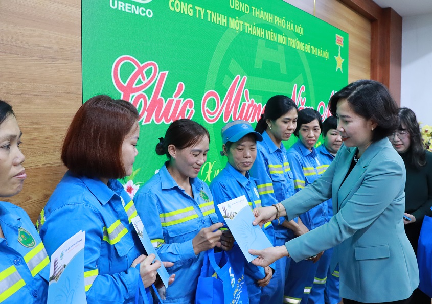Hội LHPN Hà Nội thăm, chúc Tết và tặng quà nữ công nhân môi trường đô thị có hoàn cảnh khó khăn - ảnh 3