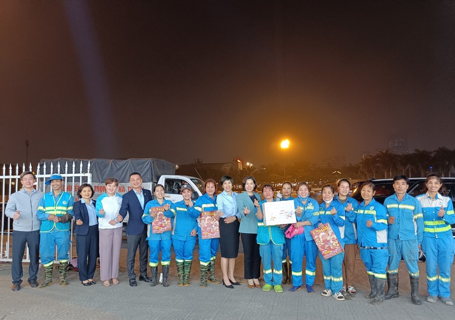 Hội LHPN Hà Nội thăm, chúc Tết và tặng quà nữ công nhân môi trường đô thị có hoàn cảnh khó khăn - ảnh 10