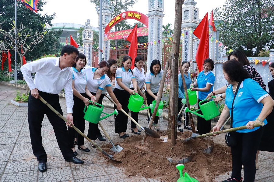 Các cấp Hội Phụ nữ quận Long Biên phấn đấu trồng gần 800 cây xanh, cây hoa và cây ăn trái - ảnh 6
