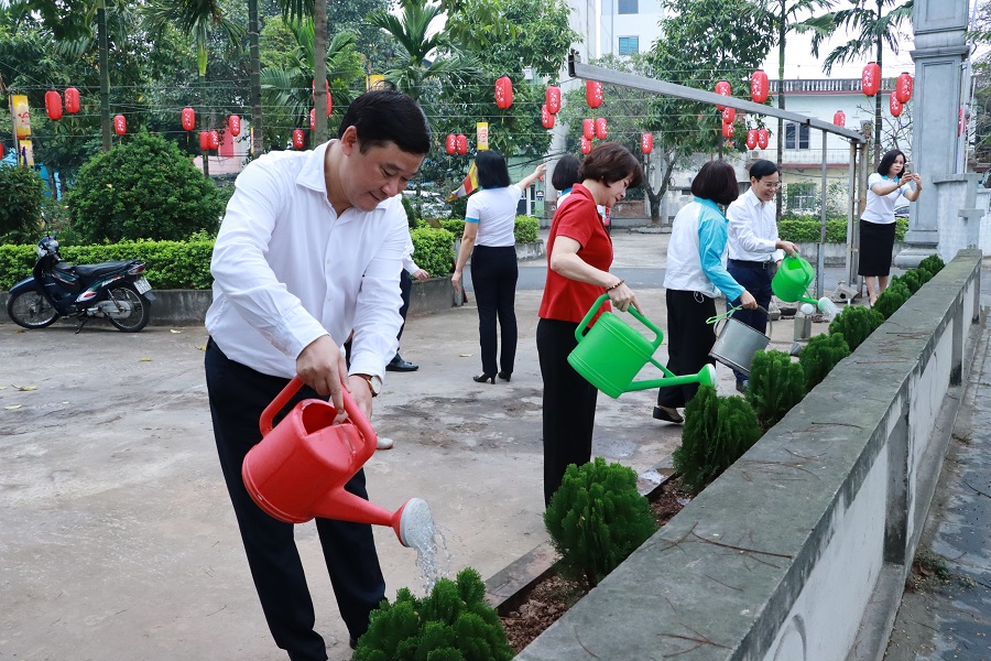 Các cấp Hội Phụ nữ quận Long Biên phấn đấu trồng gần 800 cây xanh, cây hoa và cây ăn trái - ảnh 7