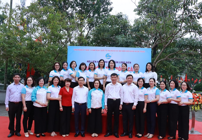 Các cấp Hội Phụ nữ quận Long Biên phấn đấu trồng gần 800 cây xanh, cây hoa và cây ăn trái - ảnh 10