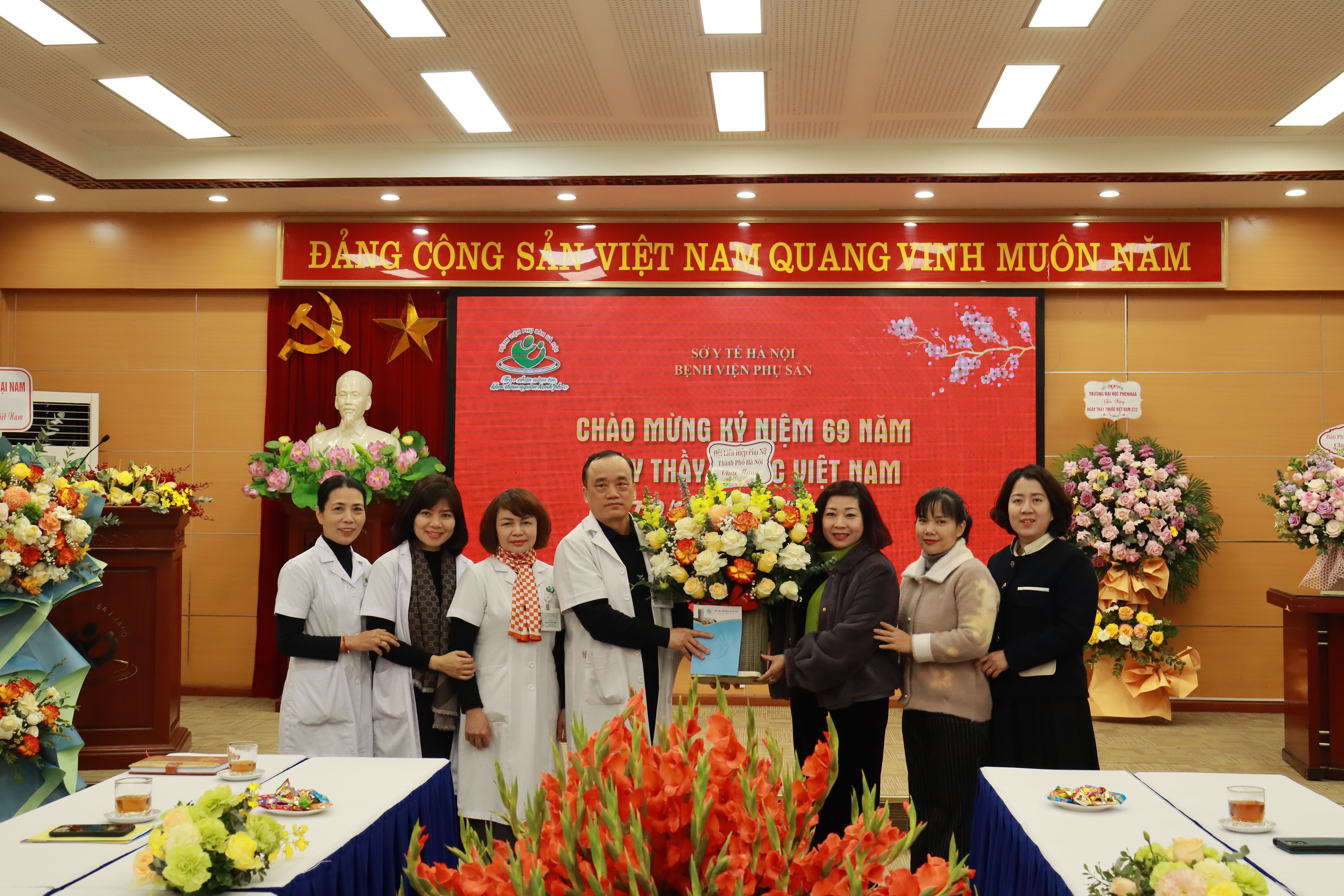 Hội LHPN Hà Nội: Thăm, chúc mừng ngành Y tế nhân Ngày thầy thuốc Việt Nam - ảnh 4