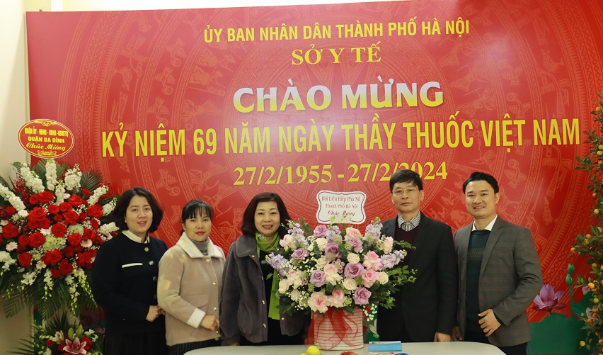 Hội LHPN Hà Nội: Thăm, chúc mừng ngành Y tế nhân Ngày thầy thuốc Việt Nam - ảnh 2