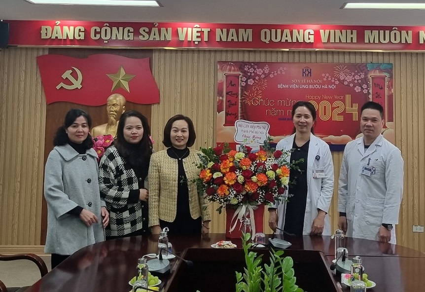 Hội LHPN Hà Nội: Thăm, chúc mừng ngành Y tế nhân Ngày thầy thuốc Việt Nam - ảnh 1
