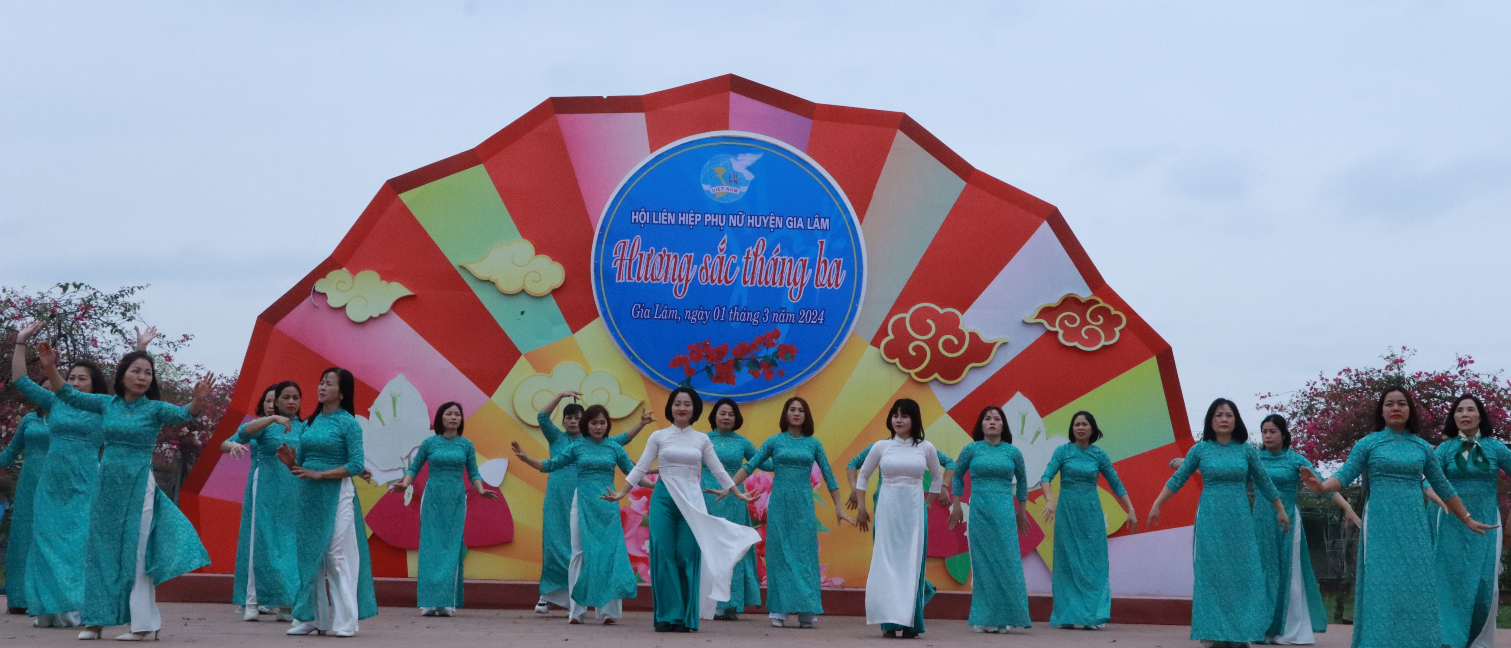 Hội LHPN huyện Gia Lâm: “Hương sắc tháng ba” lan tỏa vẻ đẹp áo dài Việt Nam - ảnh 4