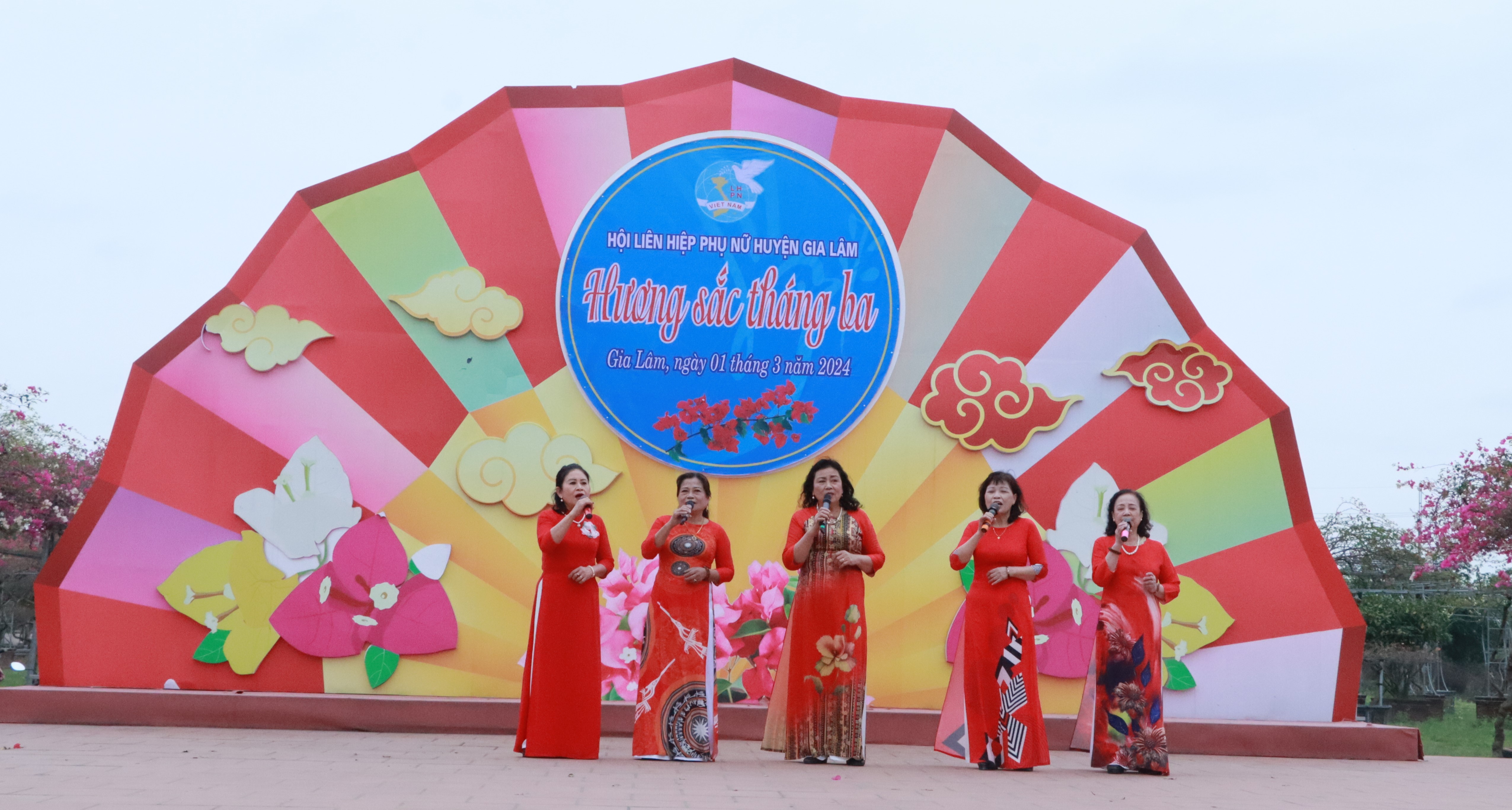 Hội LHPN huyện Gia Lâm: “Hương sắc tháng ba” lan tỏa vẻ đẹp áo dài Việt Nam - ảnh 6