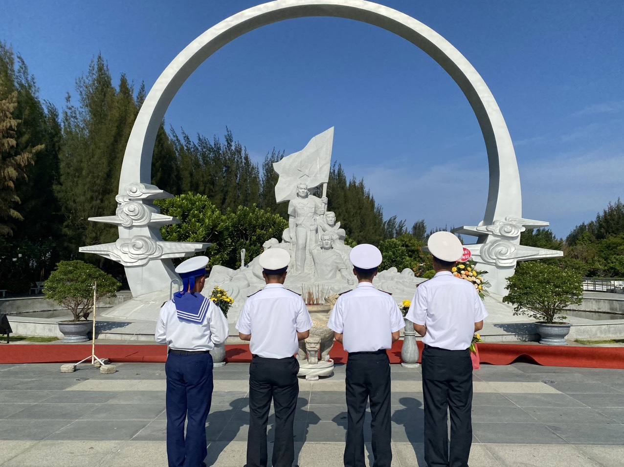 Dâng hương tưởng niệm các chiến sĩ Gạc Ma - ảnh 3
