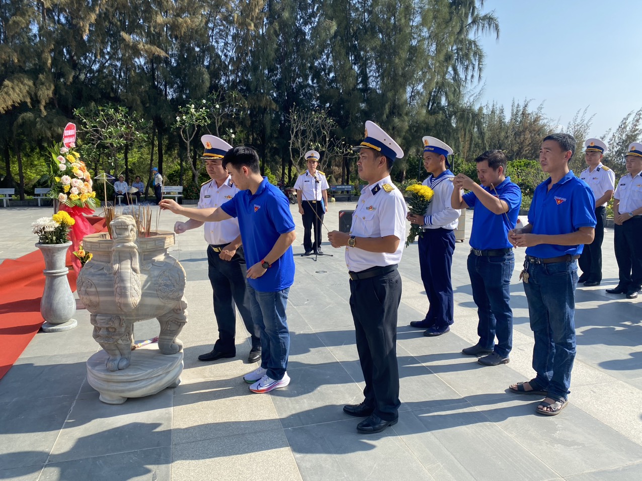 Dâng hương tưởng niệm các chiến sĩ Gạc Ma - ảnh 2