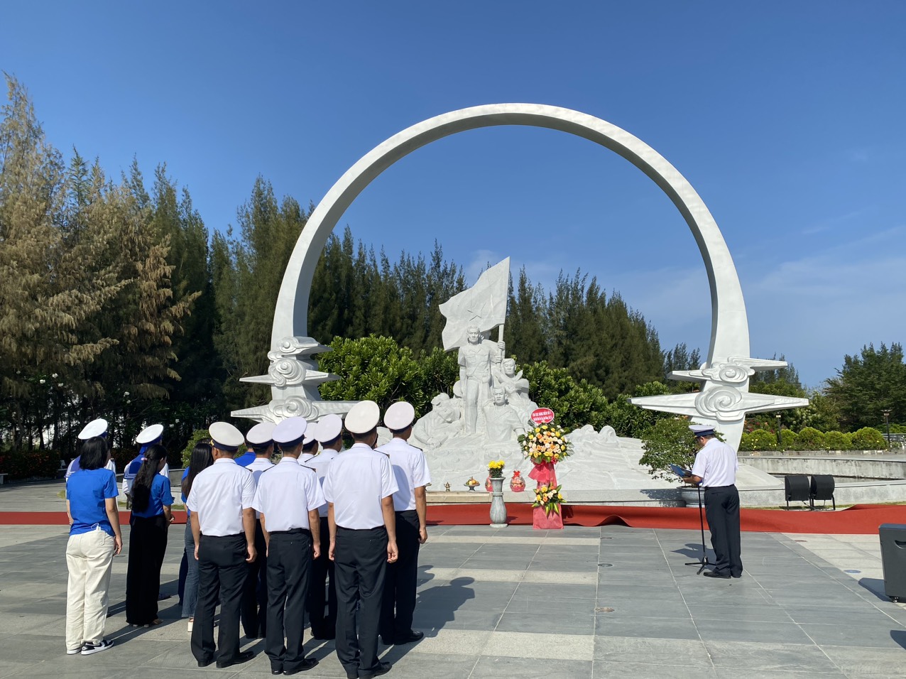 Dâng hương tưởng niệm các chiến sĩ Gạc Ma - ảnh 1