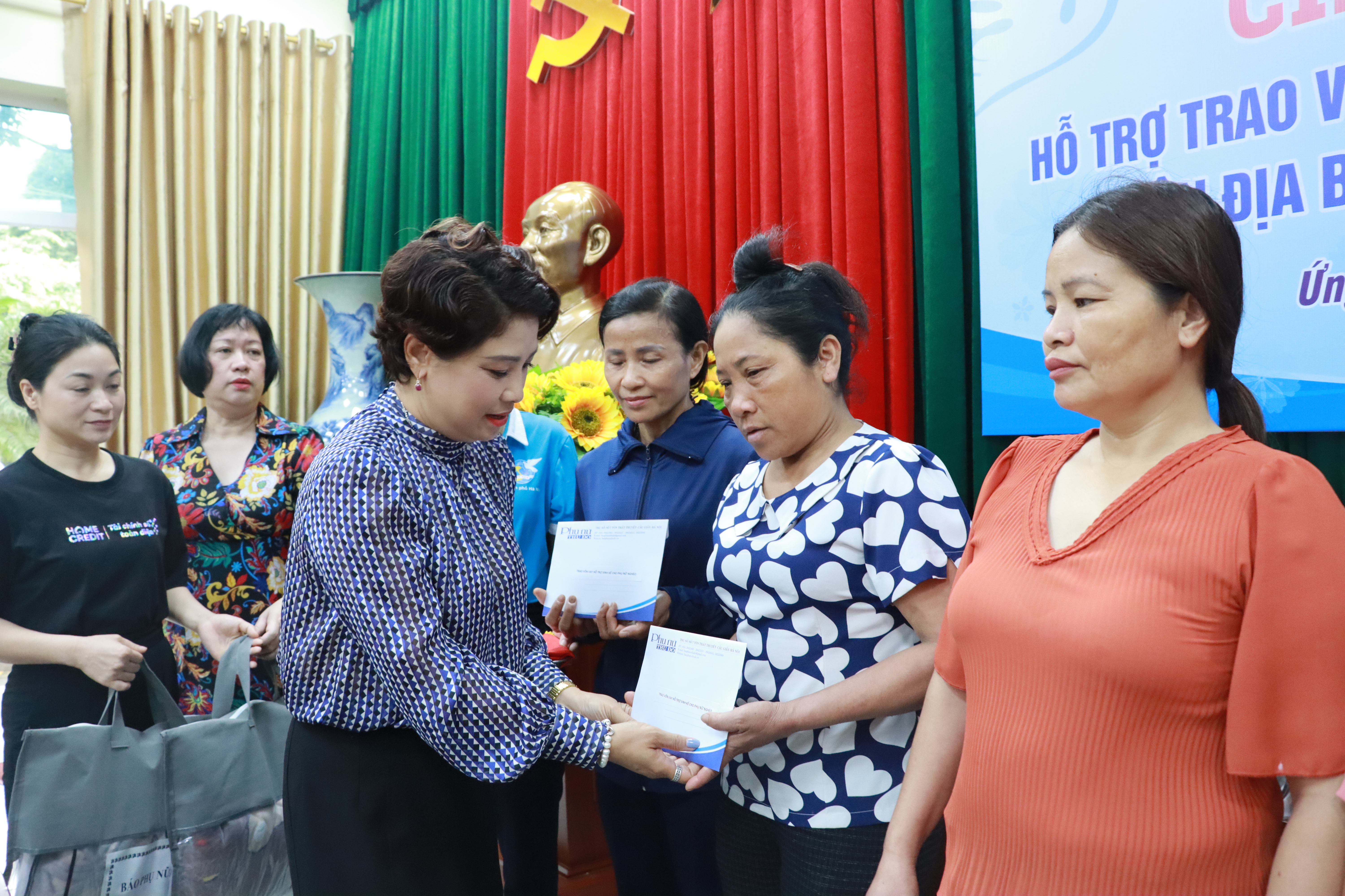 Trao vốn vay không lãi giúp phụ nữ khó khăn tại huyện Ứng Hòa - ảnh 5