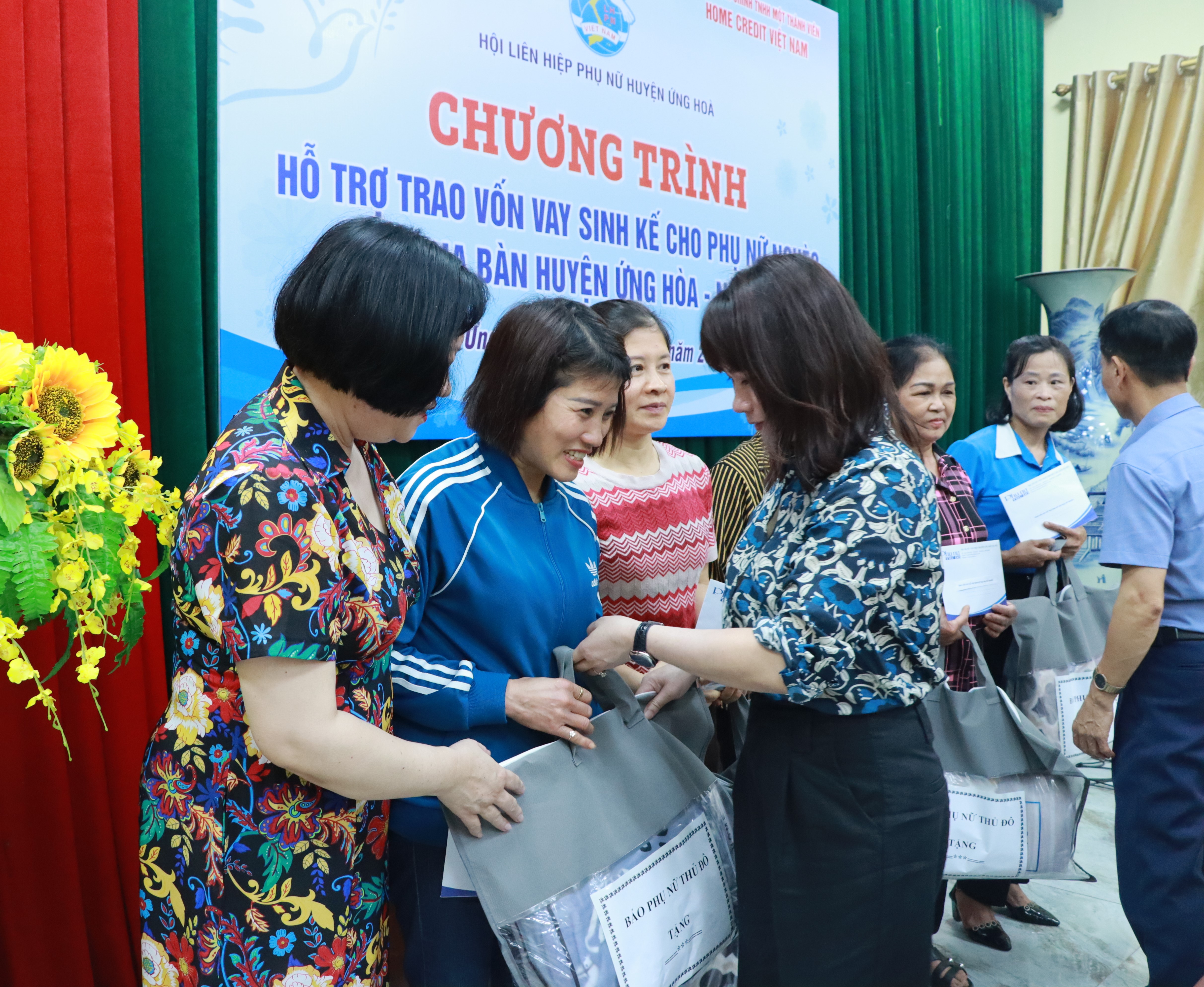 Trao vốn vay không lãi giúp phụ nữ khó khăn tại huyện Ứng Hòa - ảnh 8