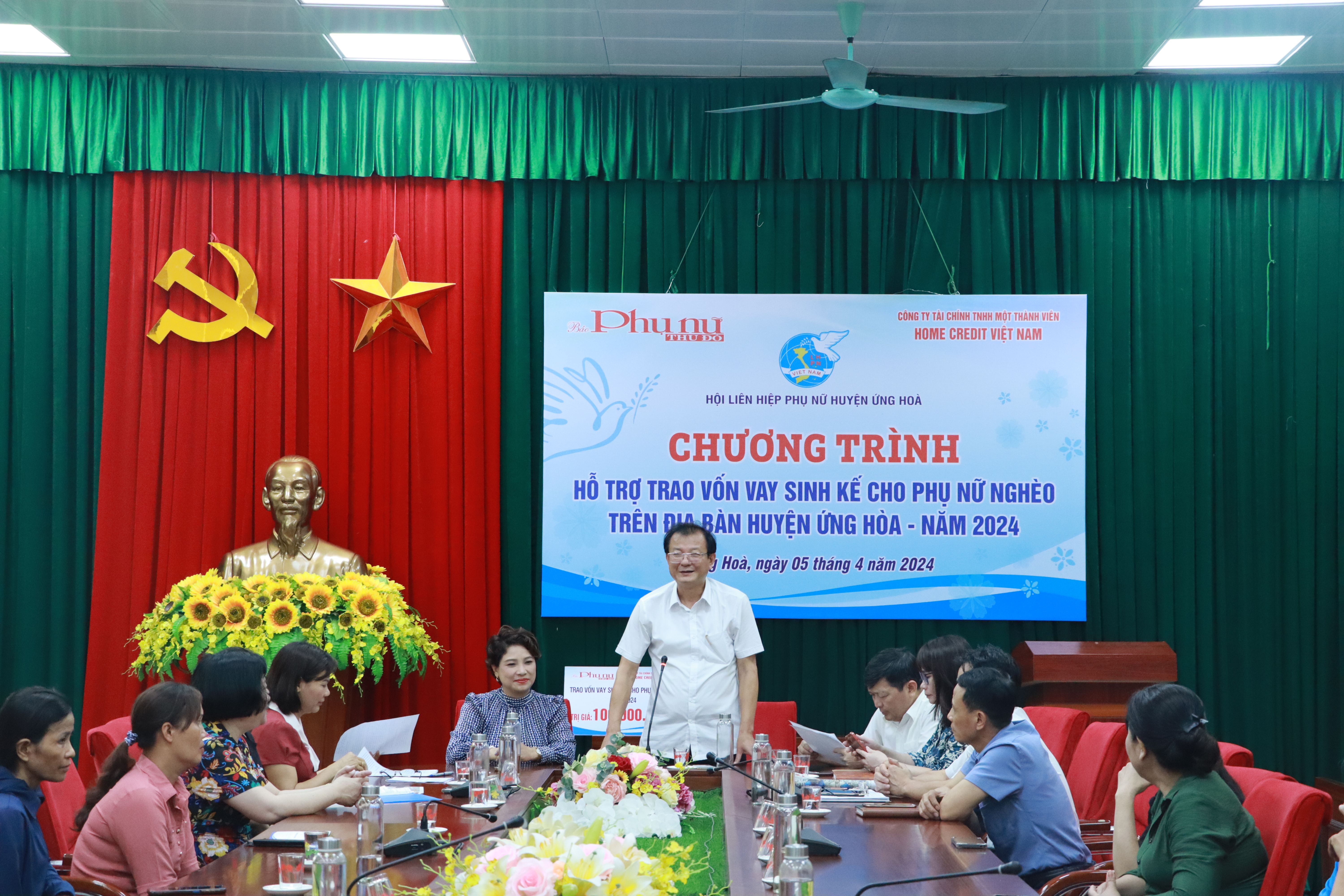 Trao vốn vay không lãi giúp phụ nữ khó khăn tại huyện Ứng Hòa - ảnh 4