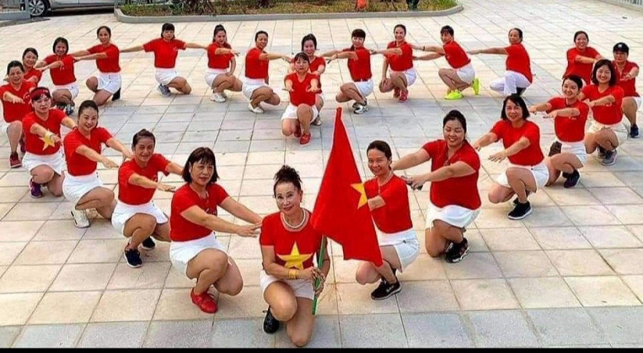 Phụ nữ Thủ đô đồng diễn dân vũ kỷ niệm 70 năm Chiến thắng Điện Biên Phủ - ảnh 4