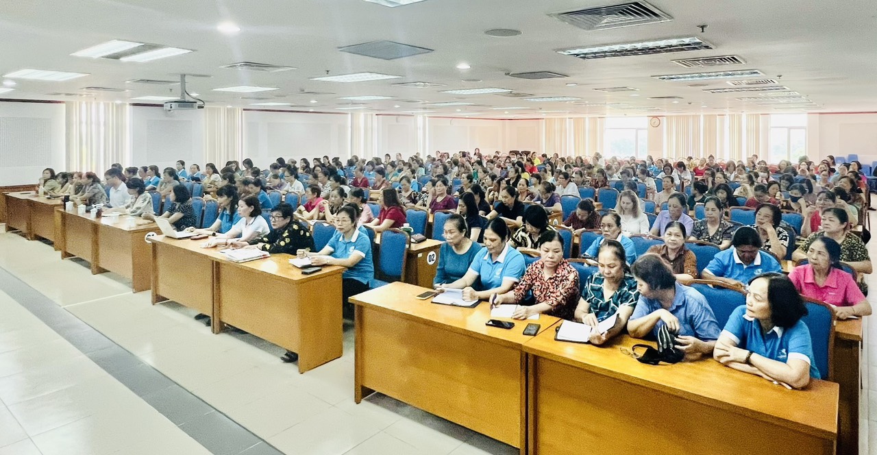 Hội LHPN quận Long Biên tập huấn nghiệp vụ cho gần 300 cán bộ Hội - ảnh 1
