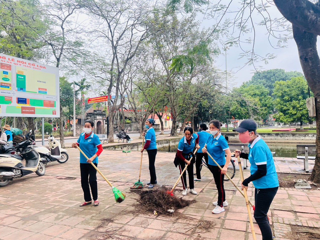 Các cấp Hội Phụ nữ huyện Đông Anh ra quân tổng vệ sinh môi trường - ảnh 1