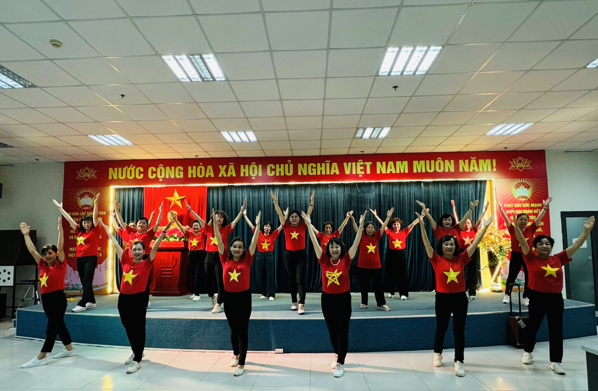 Lần đầu tiên, lập kỷ lục hơn 30.000 phụ nữ Thủ đô đồng loạt đồng diễn dân vũ - ảnh 2