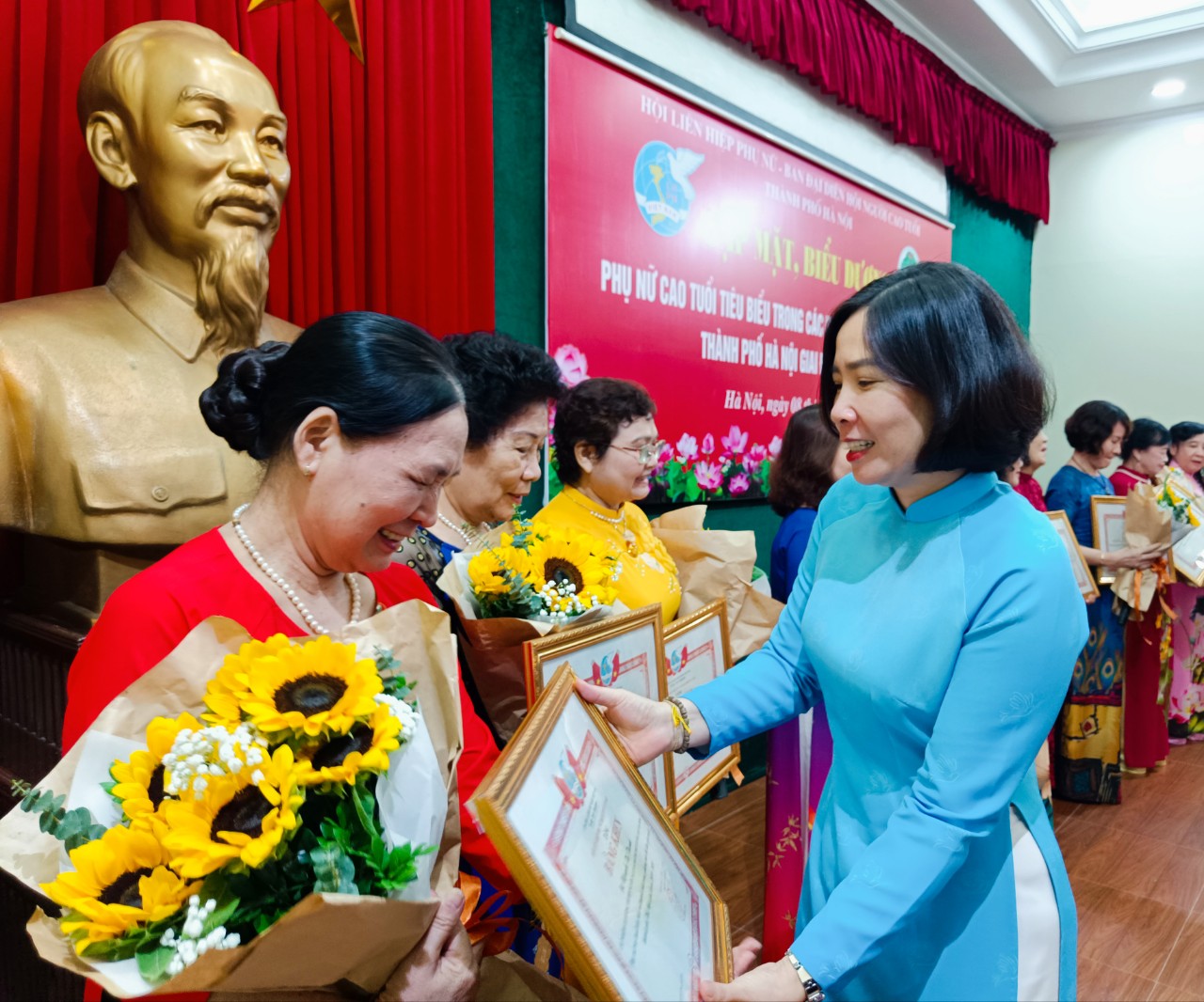 Biểu dương, tôn vinh 50 phụ nữ cao tuổi tiêu biểu của Thủ đô trong phong trào thi đua yêu nước - ảnh 6