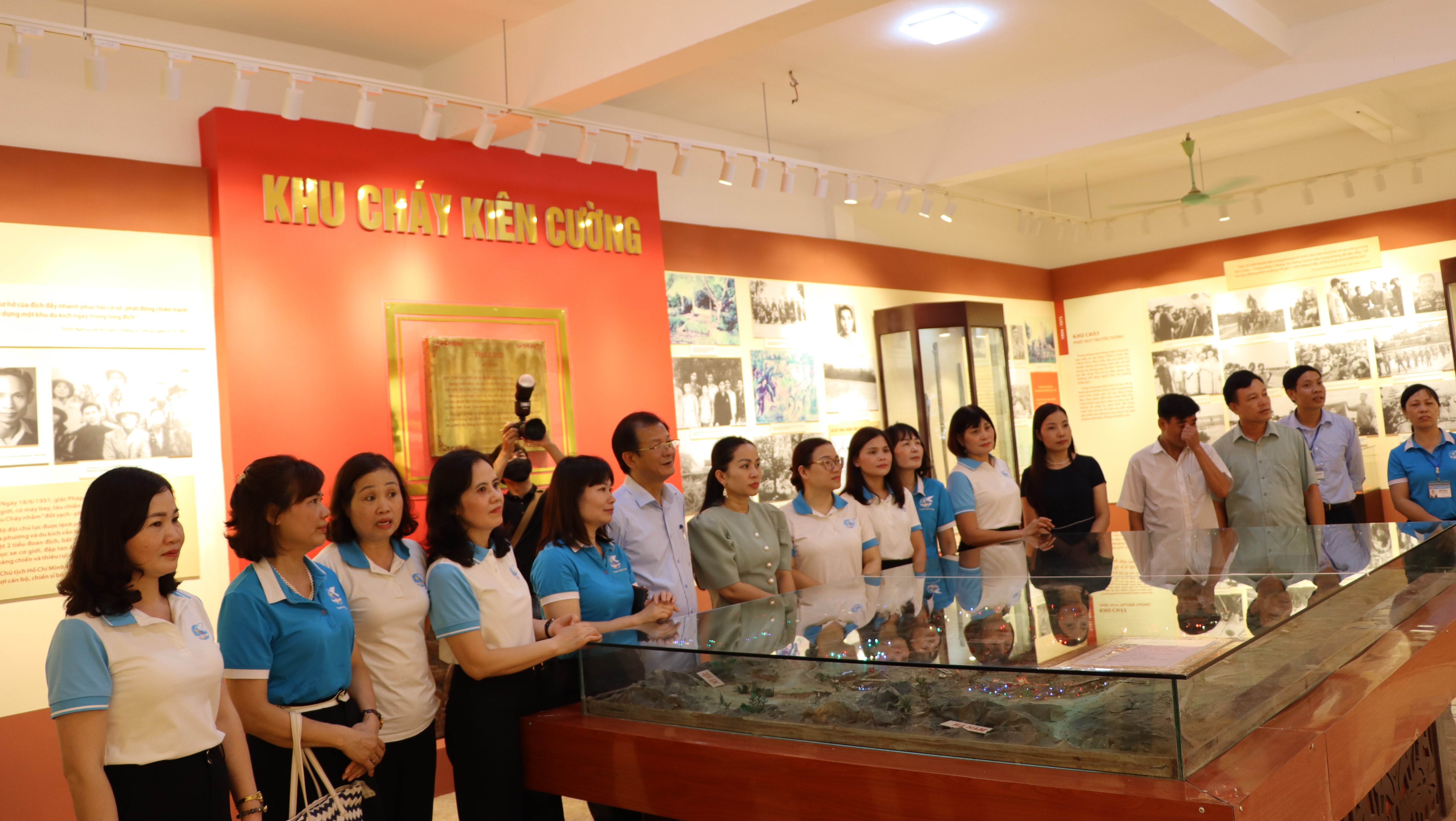 Bàn giao sân chơi cộng đồng chào mừng 70 Giải phóng Thủ đô - ảnh 6