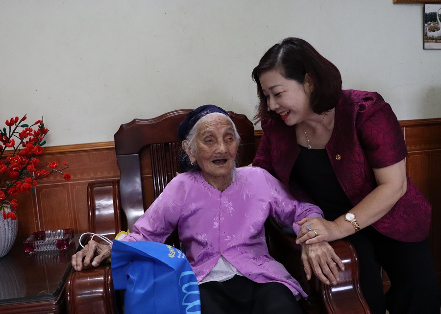 Mẹ Việt Nam Anh hùng Trần Thị Phượng rất vui khi thấy Đoàn công tác Hội Phụ nữ thành phố đến thăm - ảnh 1