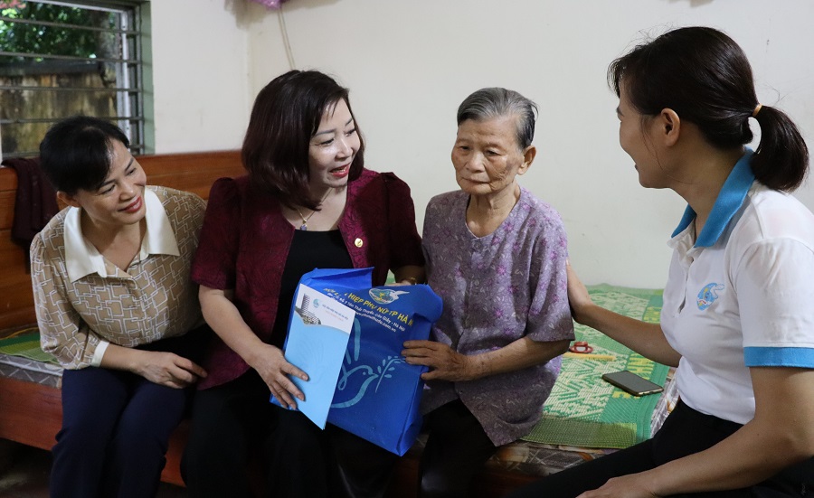 Mẹ Việt Nam Anh hùng Trần Thị Phượng rất vui khi thấy Đoàn công tác Hội Phụ nữ thành phố đến thăm - ảnh 3