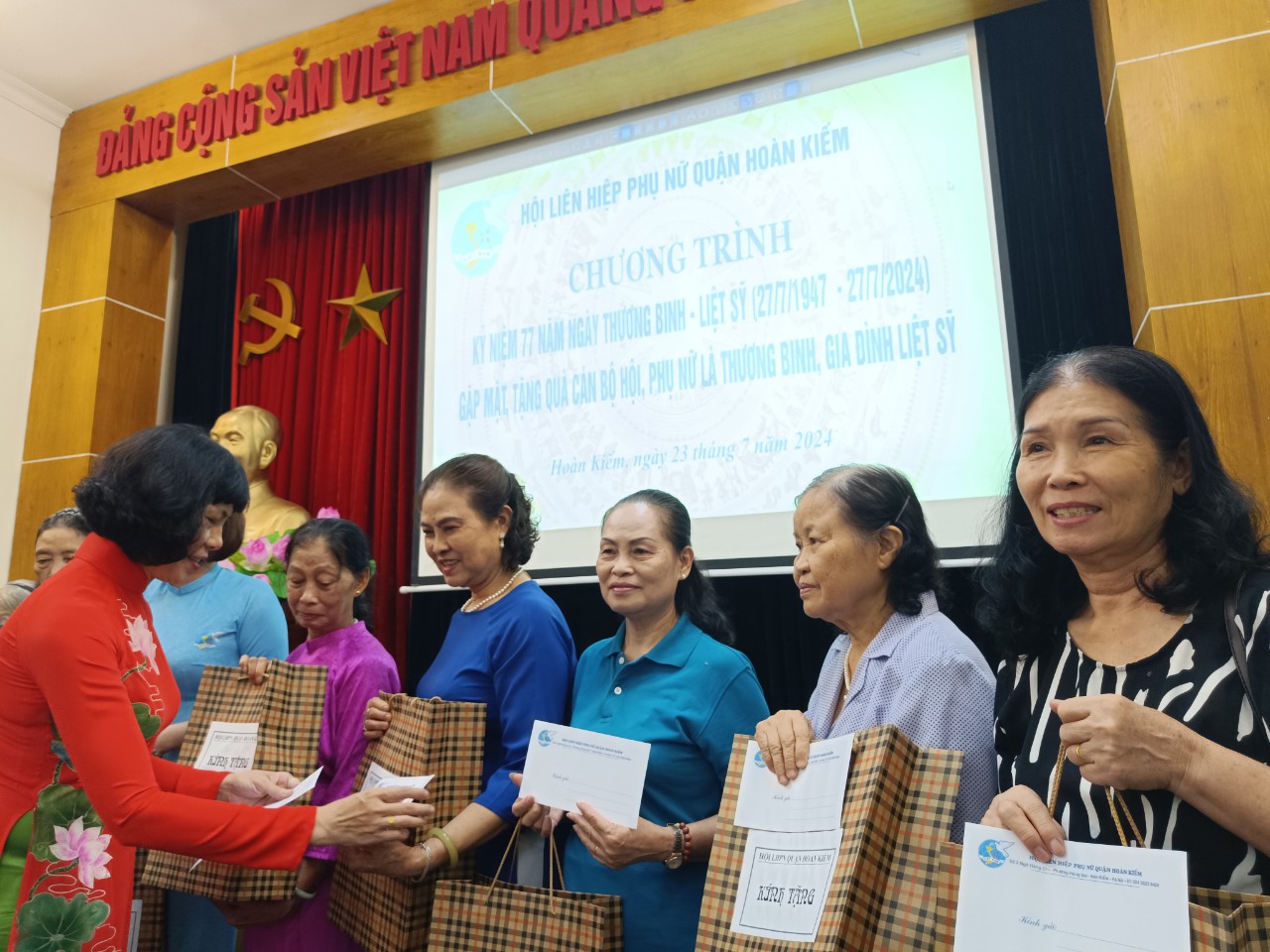 Gặp mặt, tặng quà cán bộ Hội, phụ nữ là thương binh, thân nhân liệt sỹ - ảnh 5