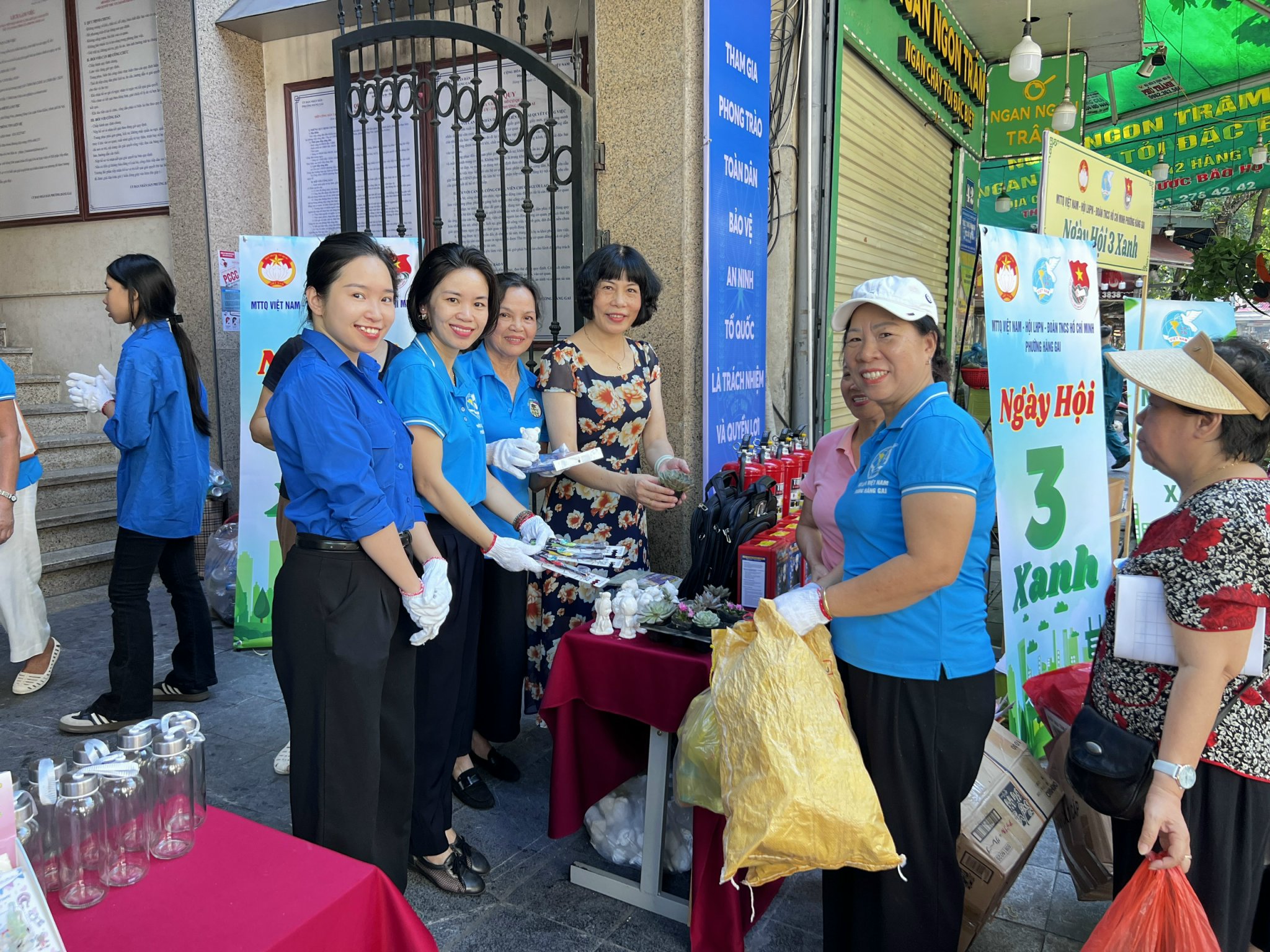 Sôi nổi ngày hội “Ba xanh” đổi rác thải tái chế lấy quà - ảnh 1