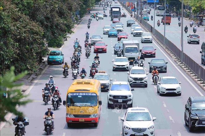 Người dân 'tay xách, nách mang' trở lại sau kỳ nghỉ lễ, các cửa ngõ Thủ đô đang dần ùn tắc - ảnh 1